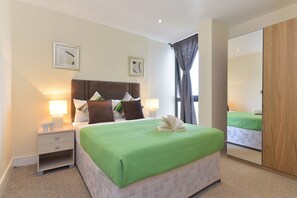 Lägenhet - 2 sovrum | 1 sovrum, individuell inredning, unika möbler och skrivbord