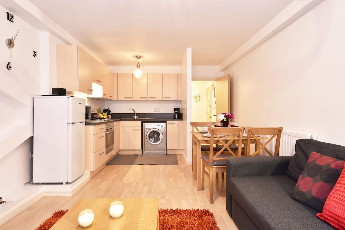 Apartment, 1 Bedroom | Ruang tamu | TV LCD, pemain DVD 