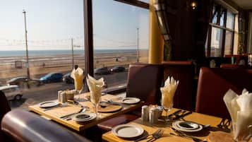 Se sirven desayunos y cenas, con vista al mar