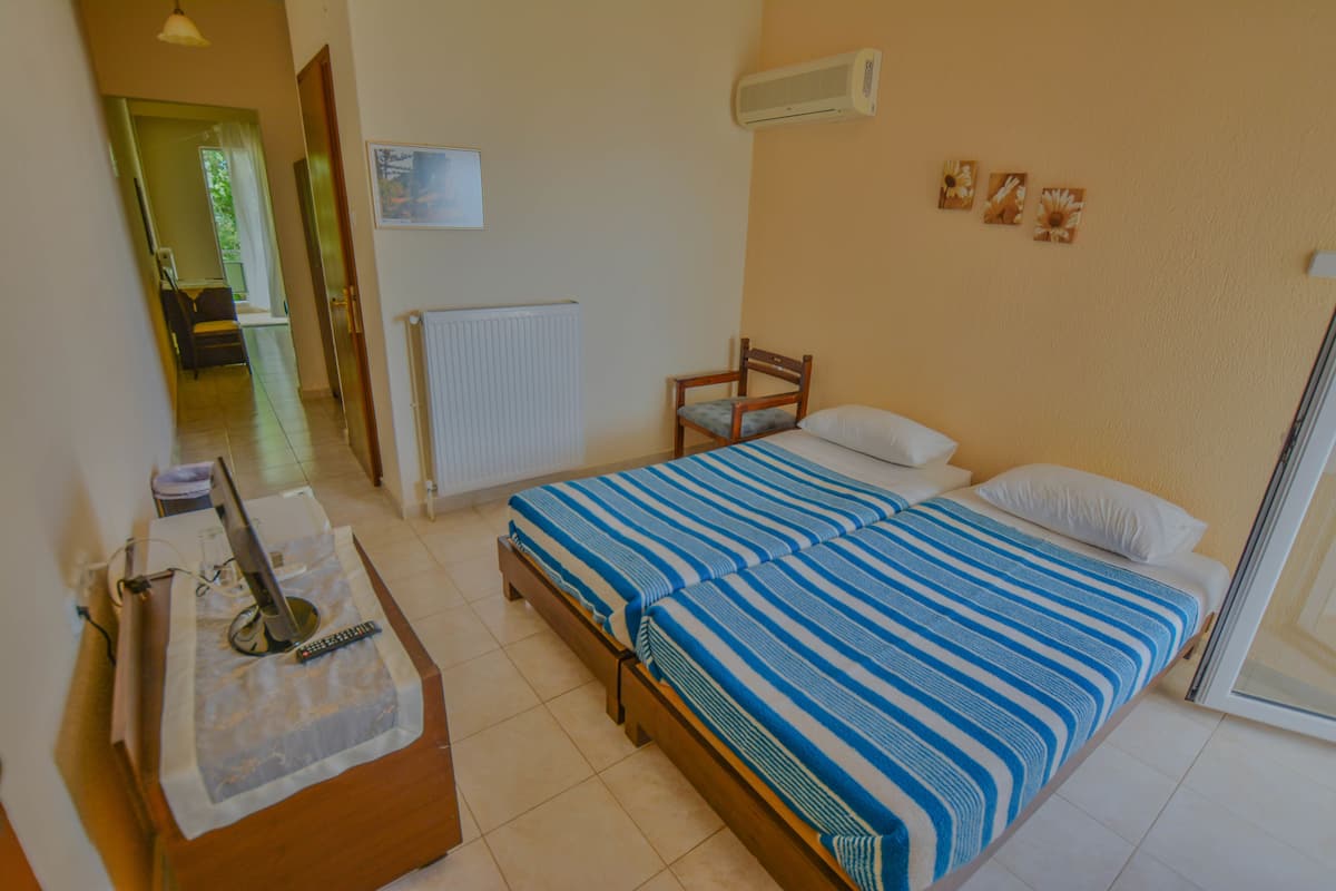 Departamento clásico, vista parcial al mar | Ropa de cama de alta calidad, escritorio y ropa de cama 