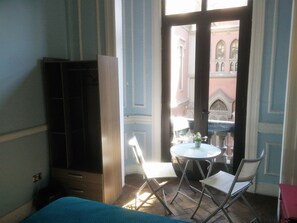 Superior Room B/P | Living room | 32-inch LED TV with cable channels