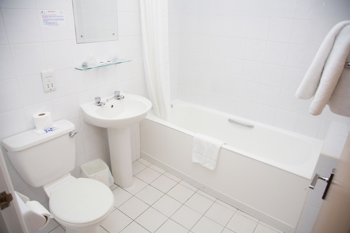 Un bagno con il water, un lavandino e una vasca.