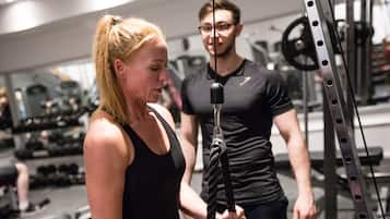 Un gimnasio con equipo de ejercicio y pesas.