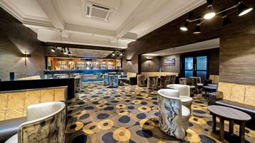 2 bars/lounges, sportbar
