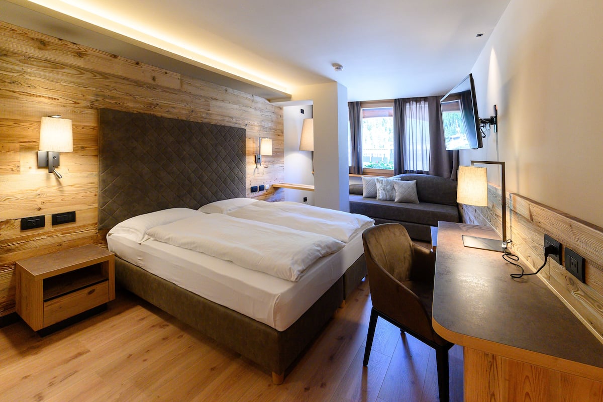 room, mountain view | 1 bedroom, minibar, in-room safe, desk