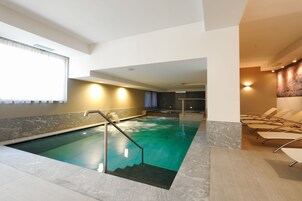 Una piscina cubierta