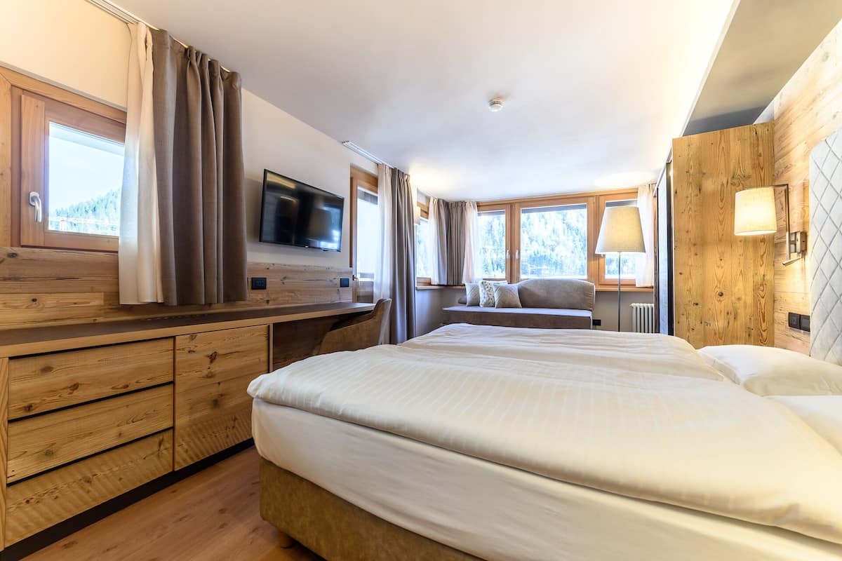 room, mountain view (3 pax) | 1 bedroom, minibar, in-room safe, desk