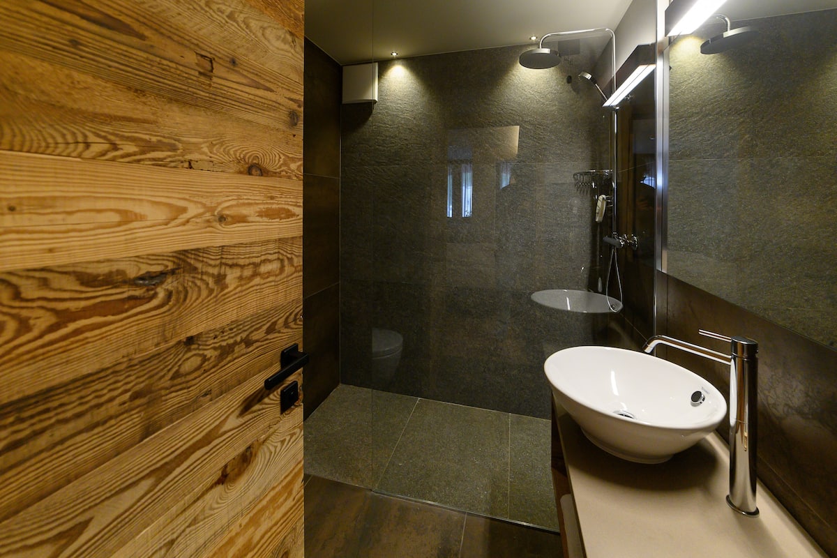 room, mountain view (3 pax) | bathroom | combined shower/bathtub, free toiletries, hair dryer, slippers