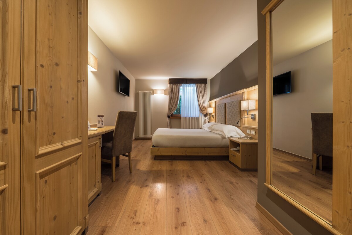 غرفة مزدوجة كلاسيكية | ميني بار وخزنة داخل الغرفة ومكتب وواي فاي مجانًا