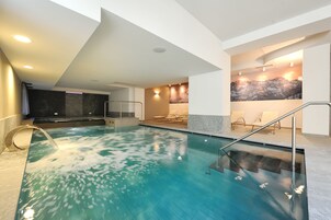Una piscina cubierta