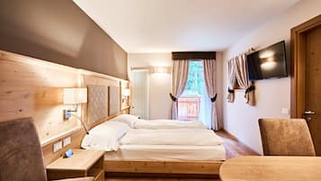 Classic Double Room | Minibar, in-room safe, desk, free WiFi