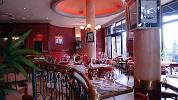 Petit déjeuner, déjeuner et dîner servis sur place