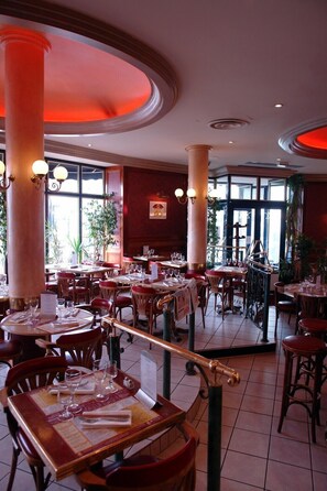 Breakfast, lunch, dinner served; French cuisine  - Hôtel Vauban (Brest)