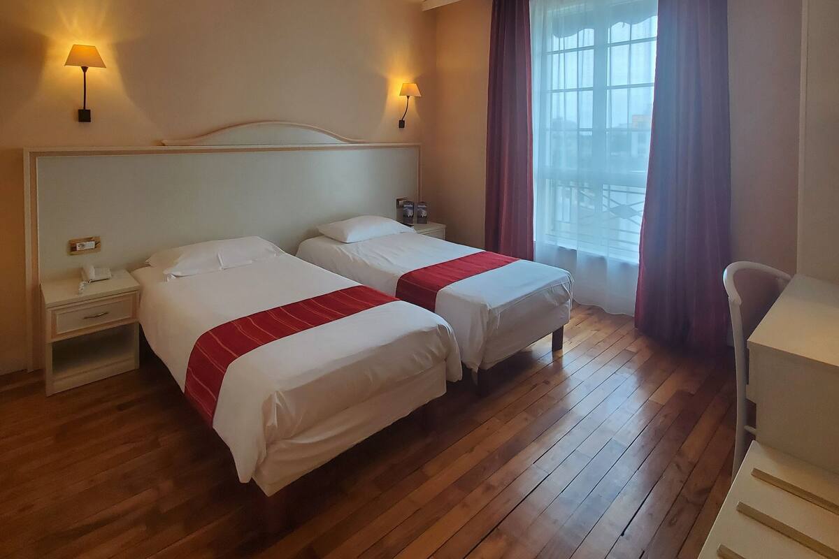 Kamar Twin Klasik, 2 Tempat Tidur Twin | Seprai premium, meja kerja, dan ruang kerja ramah laptop