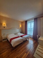 Classic Twin Room, 2 Twin Beds | Premium bedding, desk, laptop workspace, blackout drapes