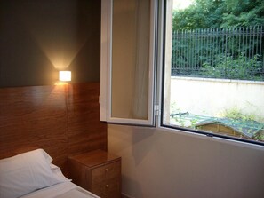 Desk, bed sheets - Hostal Zabala (Madrid)