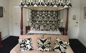 Quarto casal (with Four Poster Bed)
