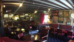 Serves lunch and dinner - The Original Rosslyn Hotel (Roslin)
