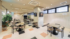 供应早餐和午餐