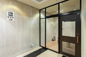 Combined shower/bathtub, deep-soaking bathtub, free toiletries