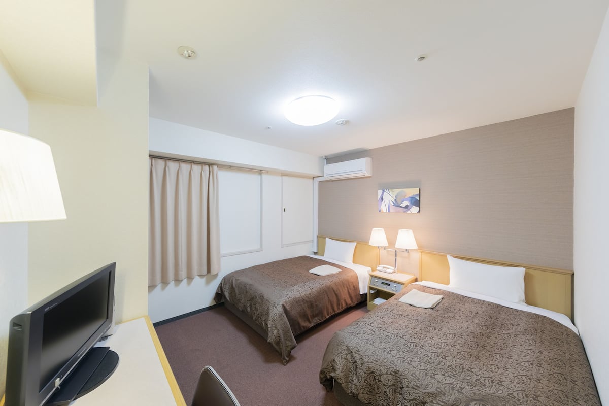 Premium bedding, desk, blackout curtains, soundproofing