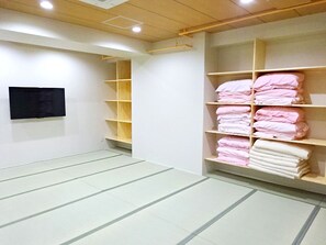Quarto tradicional (Japanese Style Room, Men Only) | Cofres nos quartos, Wi-Fi de cortesia, roupa de cama