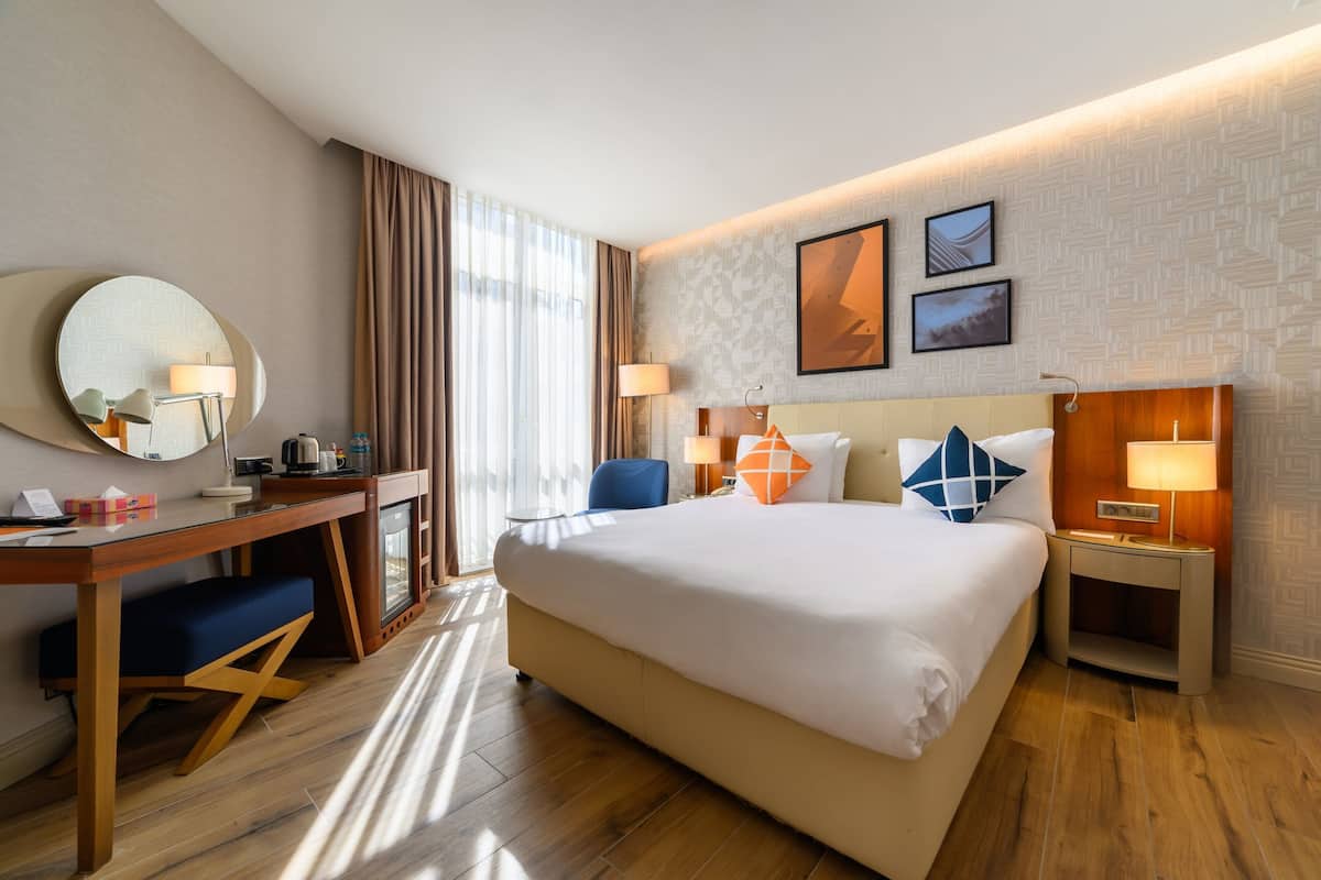 Standard Room, 1 Queen Bed, City View
