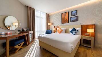 Standaard kamer, 1 queensize bed, uitzicht op stad | Een minibar, een kluis op de kamer, een bureau, een laptopwerkplek