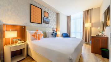 Standaard kamer, 1 queensize bed, uitzicht op stad | Een minibar, een kluis op de kamer, een bureau, een laptopwerkplek