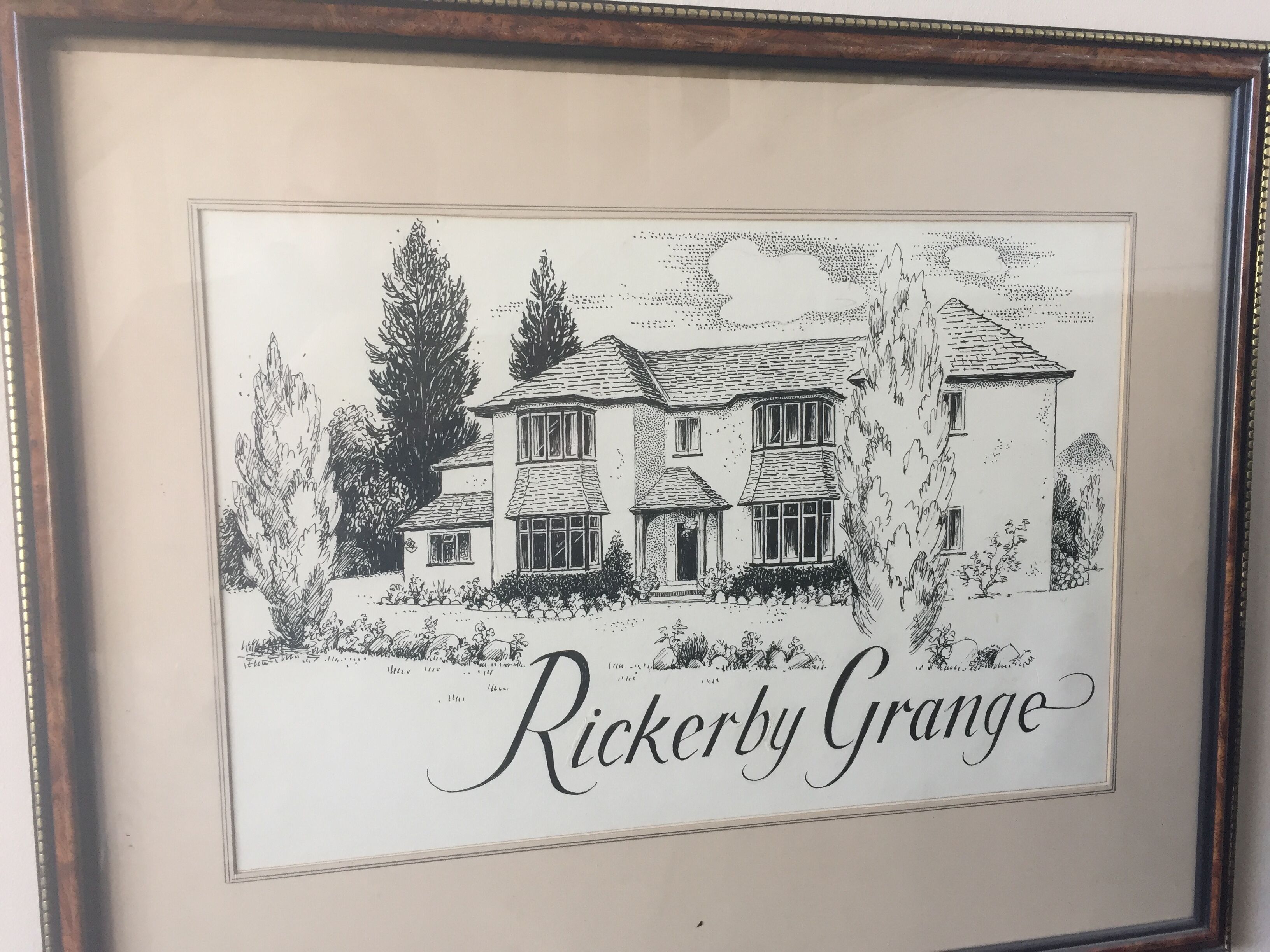 Une illustration en noir et blanc, encadrée, représentant une maison, avec le texte « Rickerby Grange » en dessous.