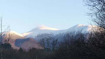 Una montagna innevata con cielo sereno.