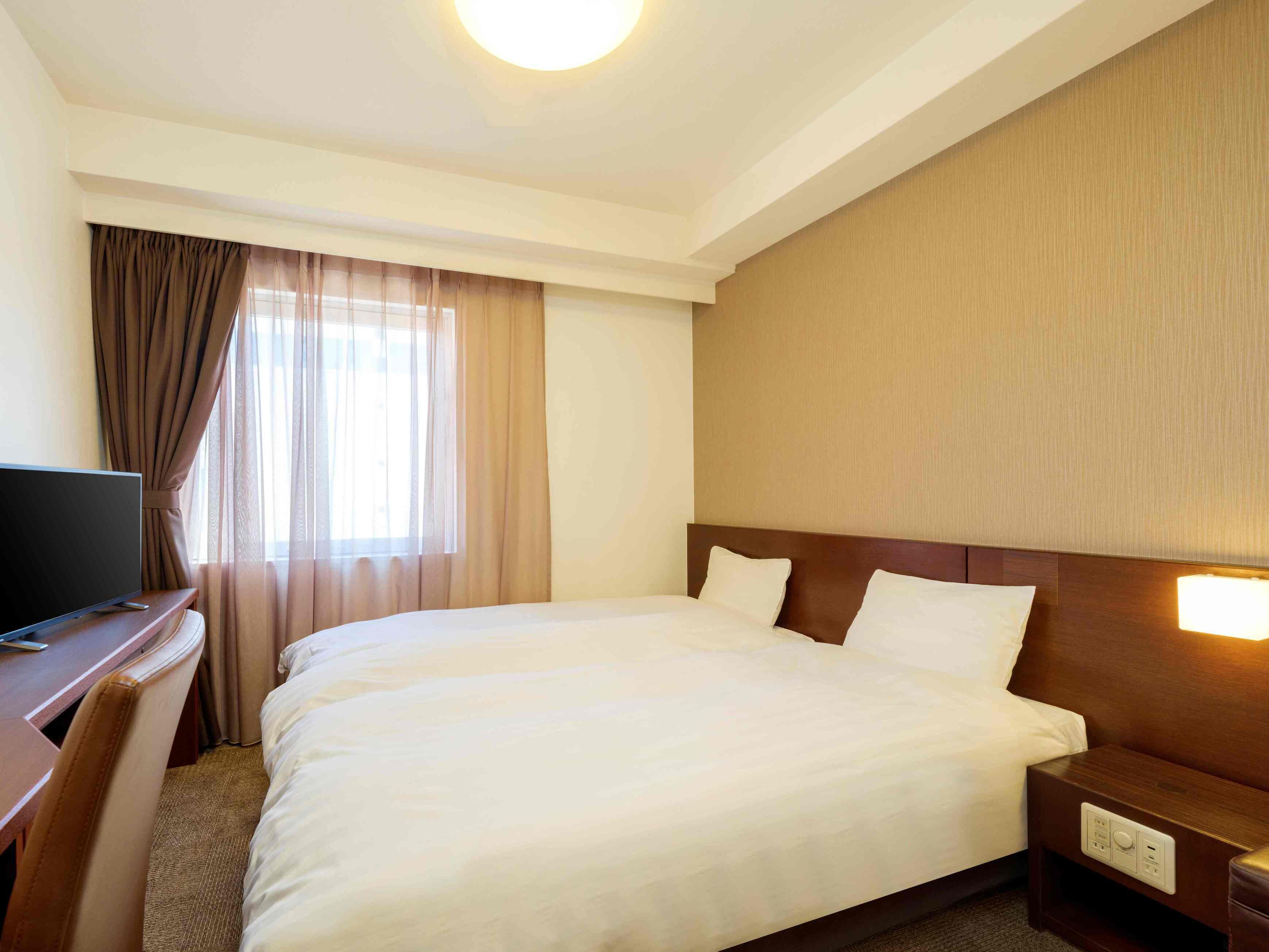 Escritorio, cortinas blackout, wifi gratis y ropa de cama 