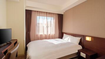 デスク、遮光カーテン、アイロン / アイロン台、WiFi (無料)