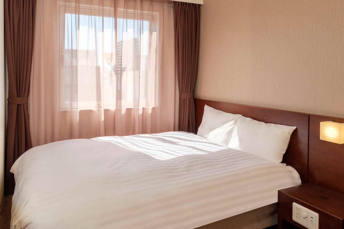 Desk, blackout drapes, WiFi (free), bed sheets