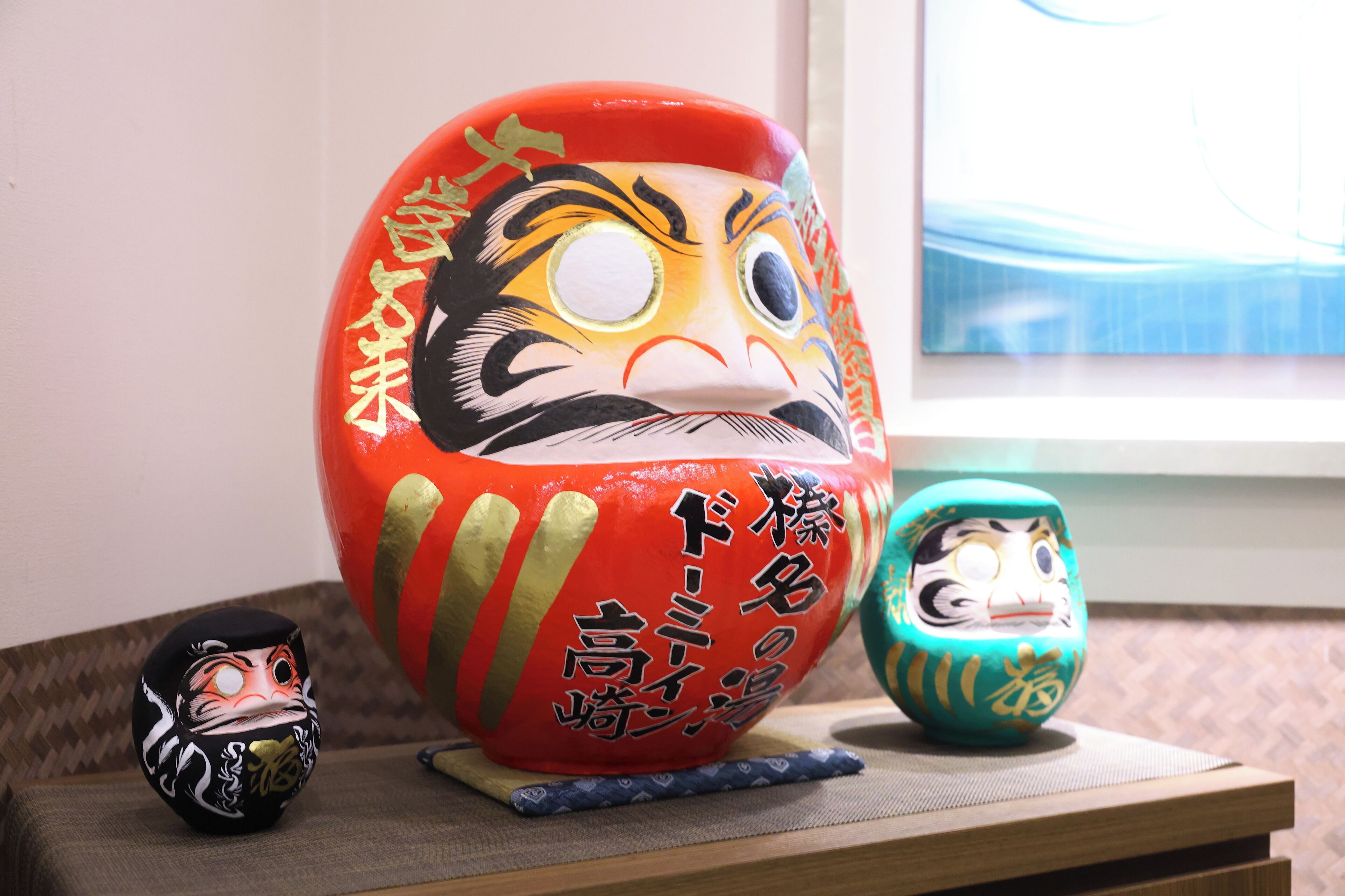 Un conjunto de muñecas tradicionales japonesas sobre una mesa.
