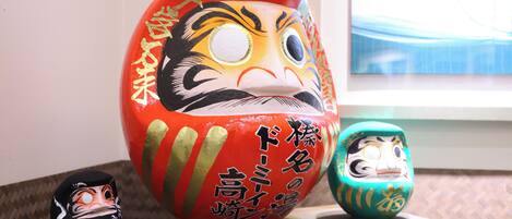 Un conjunto de muñecas tradicionales japonesas sobre una mesa.