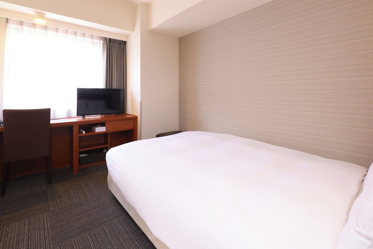 Down duvets, desk, soundproofing, iron/ironing board