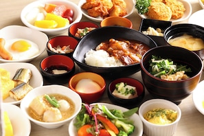 Daily local cuisine breakfast (JPY 2000 per person)
