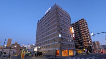 施設の正面 (日没後)