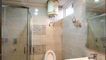 Douche, douche à « effet pluie », articles de toilette gratuits
