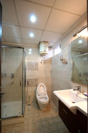 Dusche, Regendusche, kostenlose Toilettenartikel, Handtücher