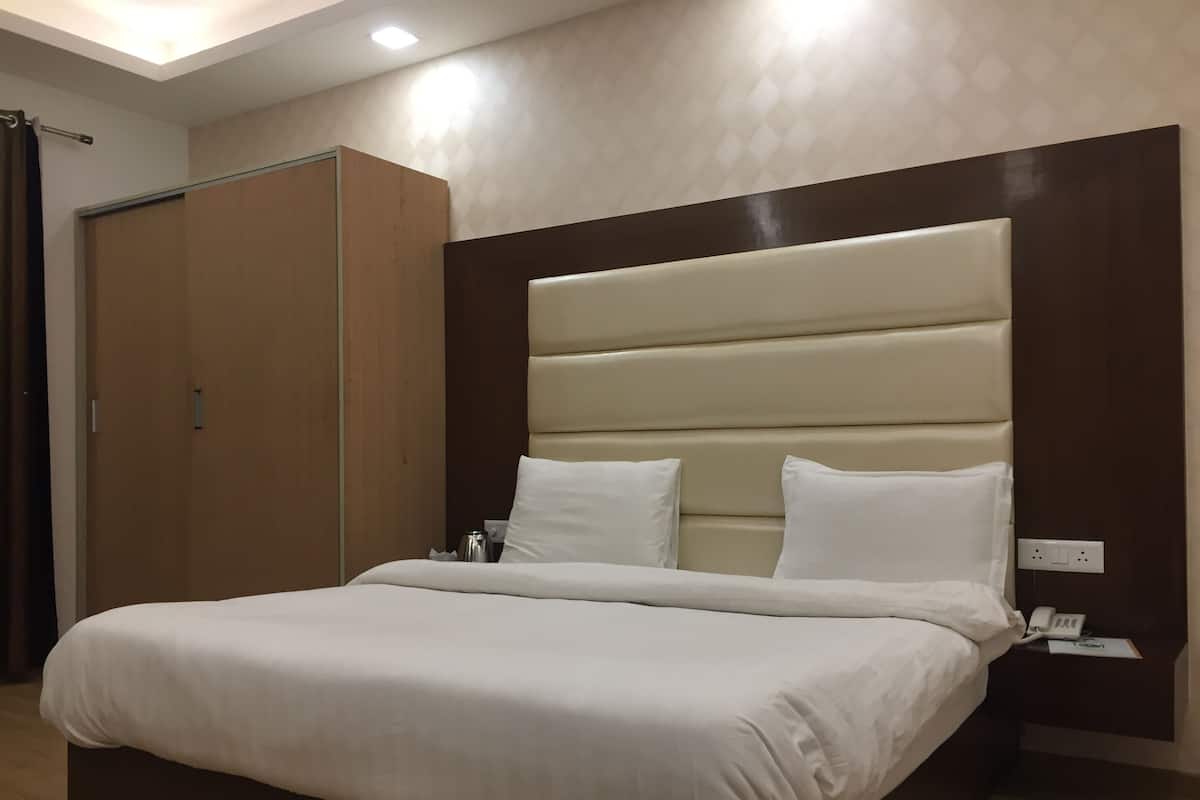 Superior Double Room | Premium bedding, pillowtop beds, minibar, cribs/infant beds
