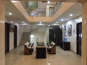 Coin salon dans le hall