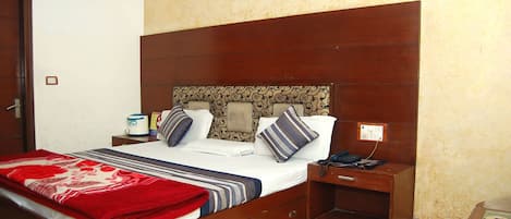Kamar Standar | Kamar mandi | Shower, pengering rambut, dan handuk