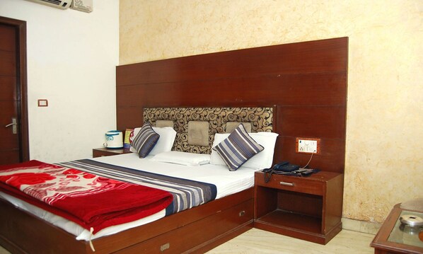 Standaard kamer | Badkamer | Een douche, een haardroger, handdoeken