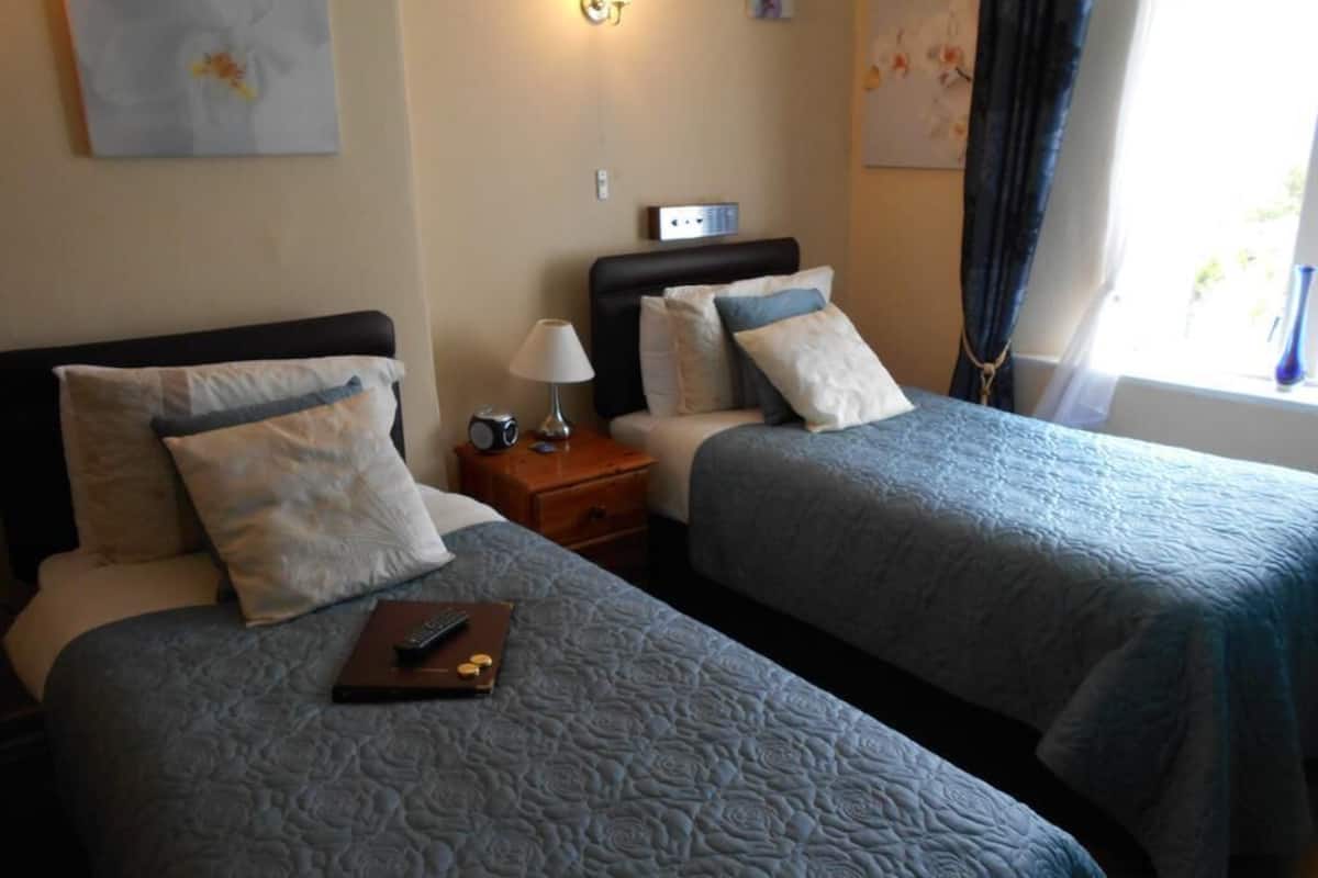 Twin Room (3rd Floor) | Free WiFi