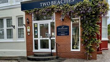 Vista frontal de la propiedad