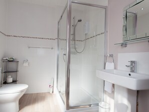 Deluxe Double Room (Watcome) | Bathroom | Towels, shampoo - Two Beaches (Paignton)