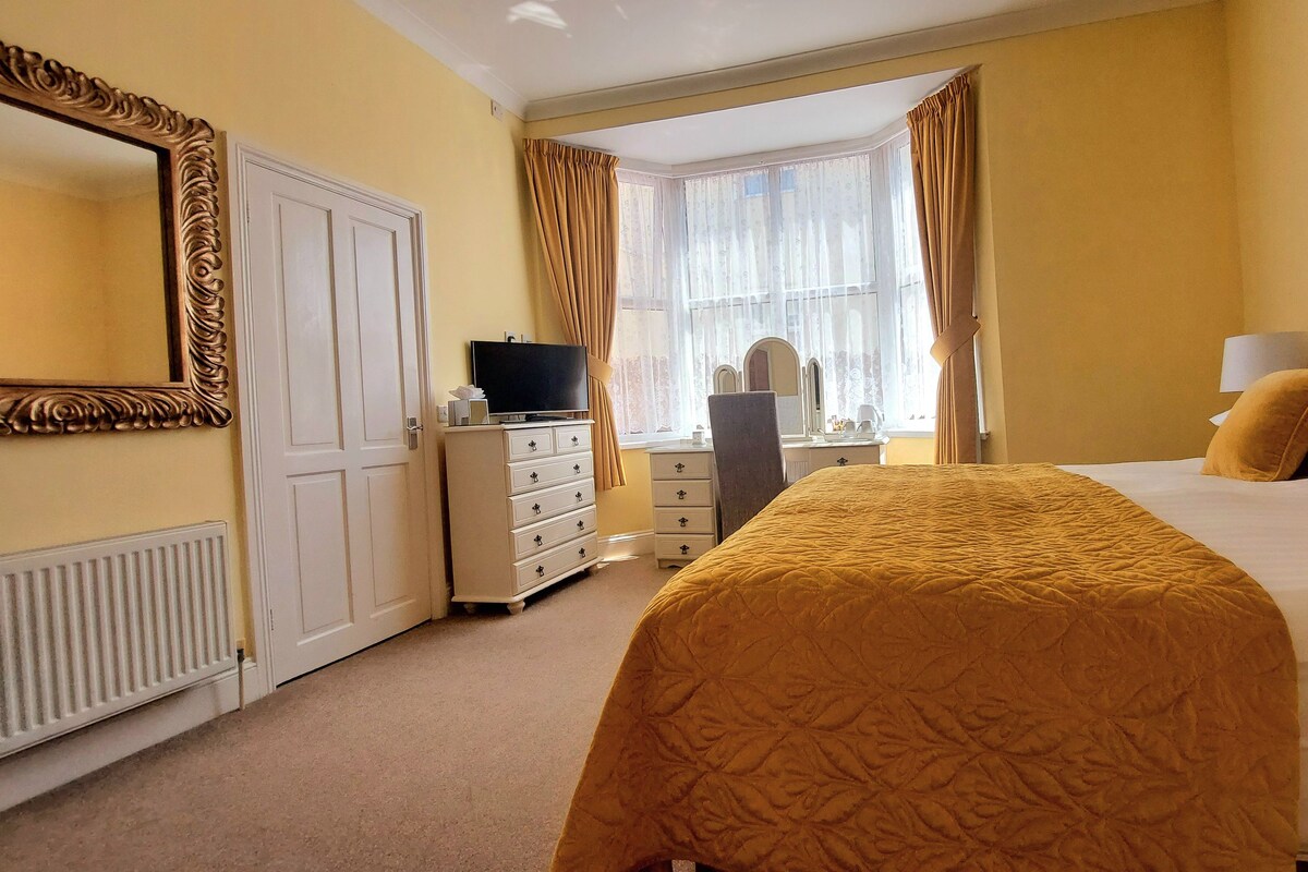 Superior Double or Twin Room, Ground Floor (Goodrington) | Desk, WiFi (free), bed sheets