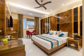 Executive Double Room | In-room safe, desk, blackout drapes, soundproofing